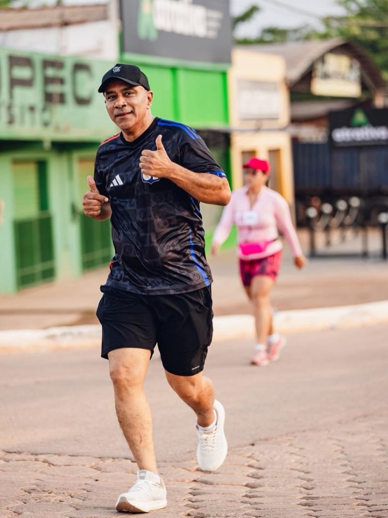 Itonir Tavares reafirma compromisso com a saúde em corrida simbólica do Outubro Rosa