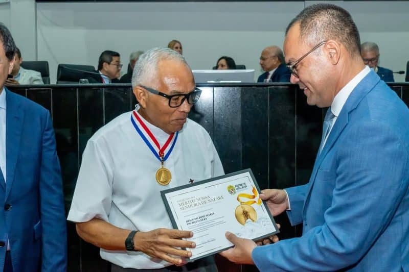 Lu Ogawa homenageia diácono José Maria Nery com Comenda do Mérito Nossa Senhora de Nazaré