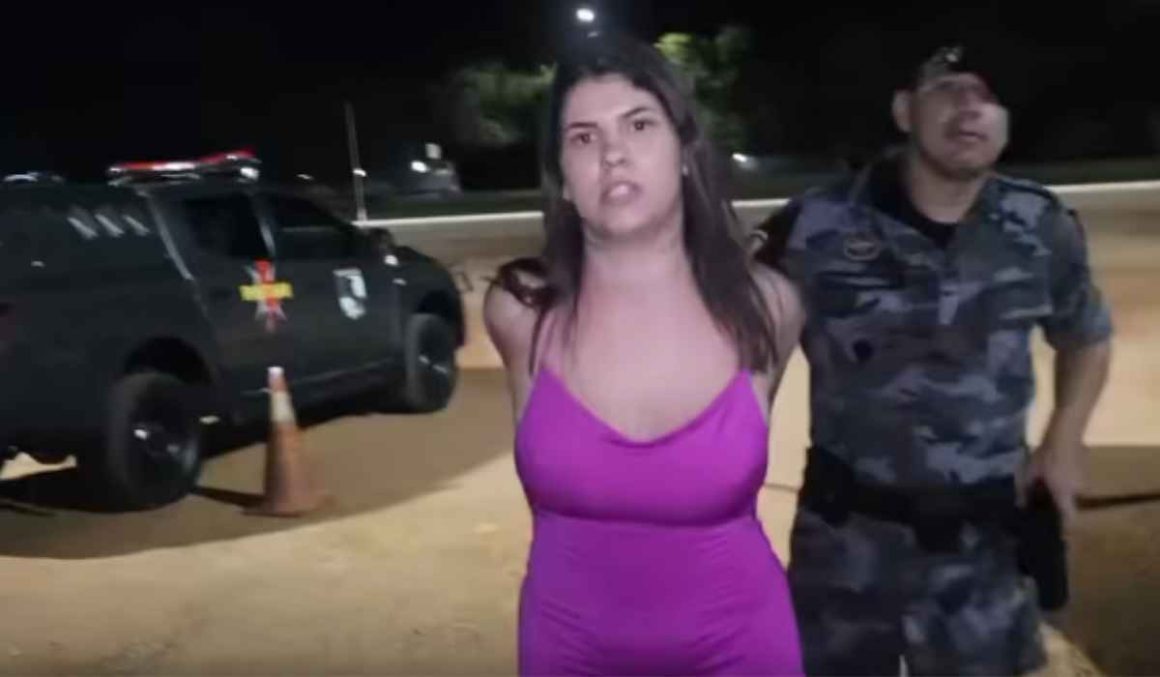 Mulher é conduzida à delegacia por tráfico e xinga o repórter com palavras de baixo calão: “seu seboso” Mulher e conduzida a delegacia por tráfico xinga o repórter com palavras de baixo calão: "seu seboso"