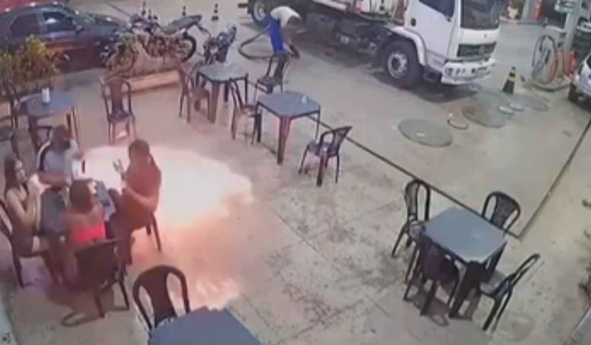 Homem acende cigarro em posto de combustível e provoca incêndio
