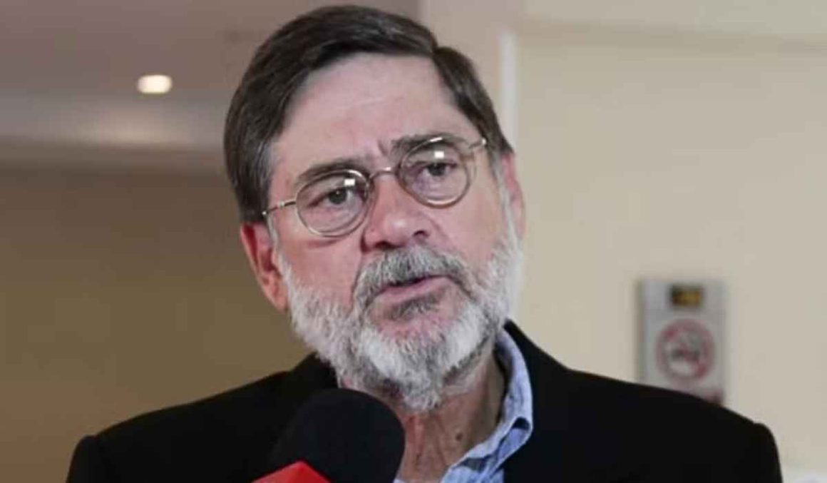 Ex-deputado do PT Paulo Frateschi morre após ser esfaqueado pelo filho Ex-deputado do PT Paulo Frateschi morre após ser esfaqueado pelo filho