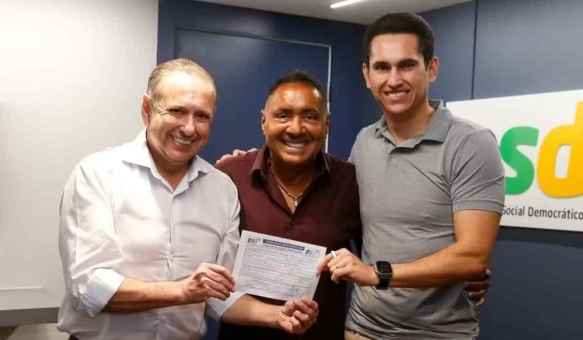 Tiririca se filia ao PSD e troca domicílio eleitoral de São Paulo para o Ceará Tiririca se filia ao PSD e troca domicílio eleitoral de São Paulo para o Ceará