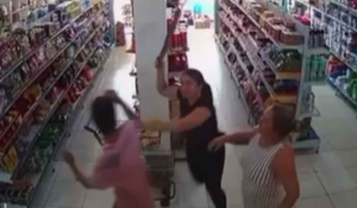 VÍDEO: advogada agride ladrão com pauladas dentro de mercadinho VÍDEO: advogada agride ladrão com pauladas dentro de mercadinho