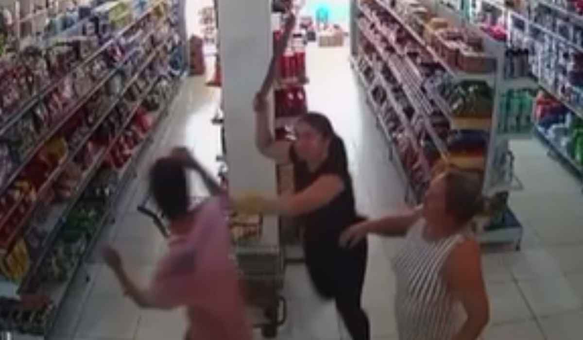 VÍDEO: advogada agride ladrão com pauladas dentro de mercadinho