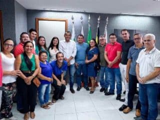 Prefeito Everton Macias reforça diálogo com educadores em reunião com o SINTEPP