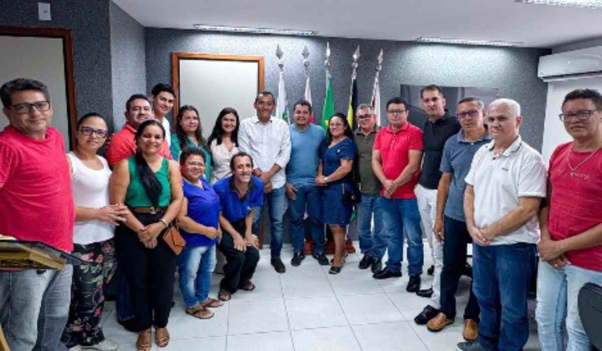 Prefeito Everton Macias reforça diálogo com educadores em reunião com o SINTEPP