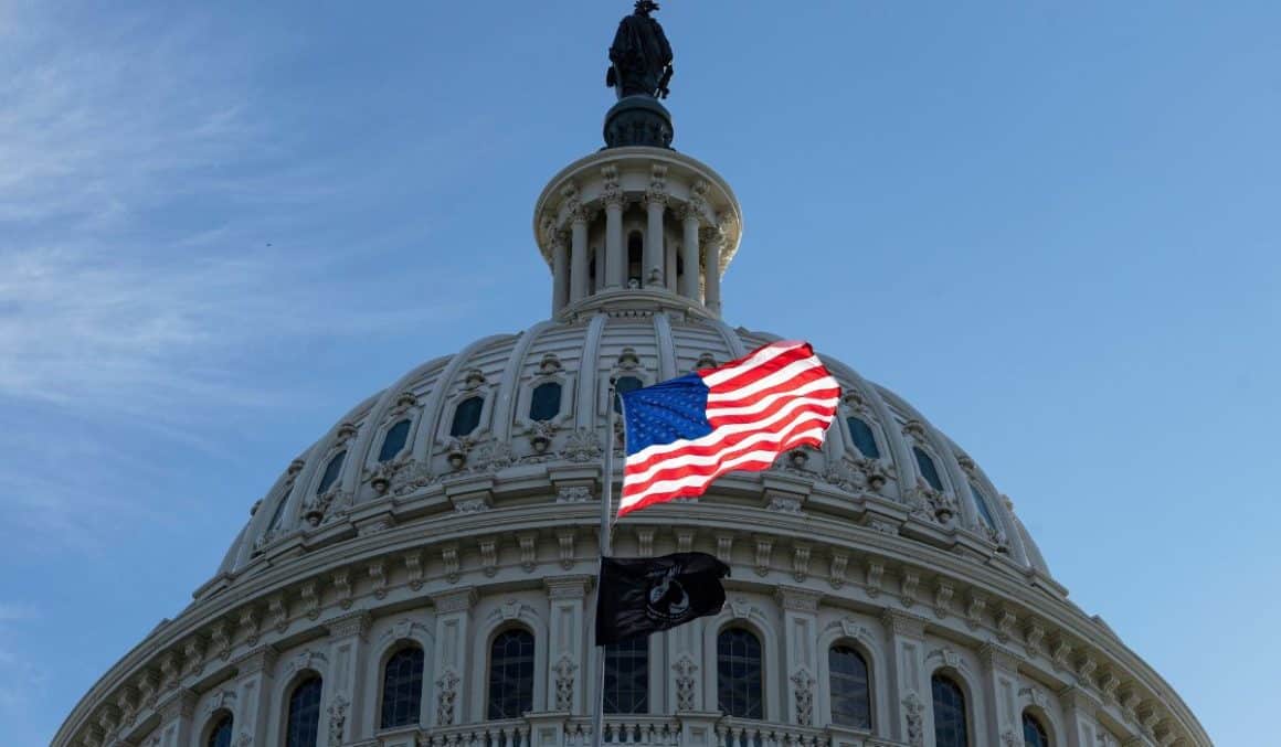Senado dos EUA aprova acordo temporário para encerrar paralisação histórica do governo