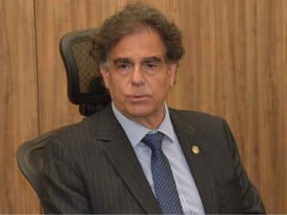 Salário de juízes está fora dos limites, diz presidente do TST