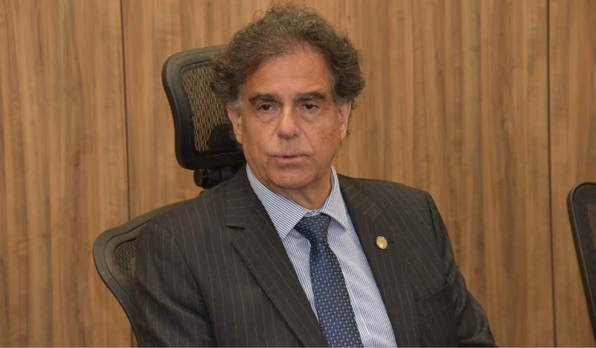 Salário de juízes está fora dos limites, diz presidente do TST