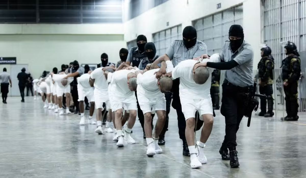 Relatório denuncia tortura e estupro de venezuelanos deportados por Trump para prisão de Bukele