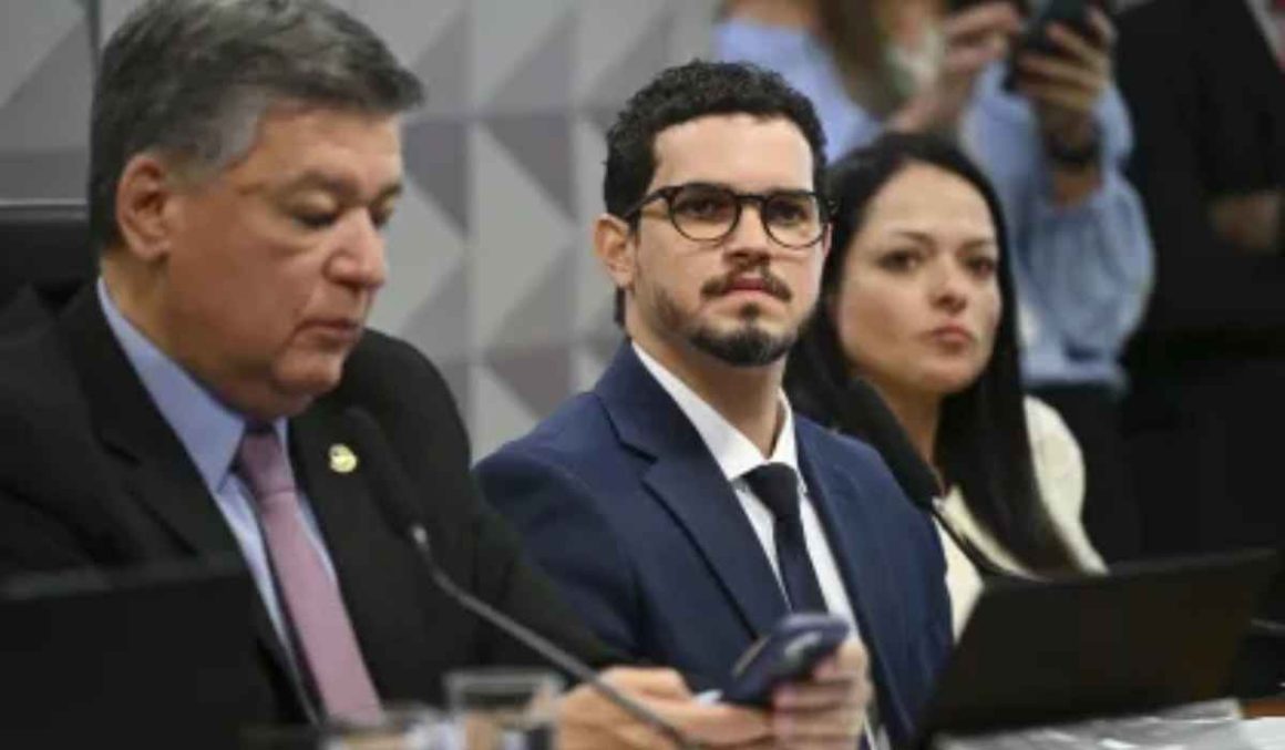 Vídeo: enquanto depõe na CPMI do INSS, advogado descobre que pai foi preso Vídeo: enquanto depõe na CPMI do INSS, advogado descobre que pai foi preso