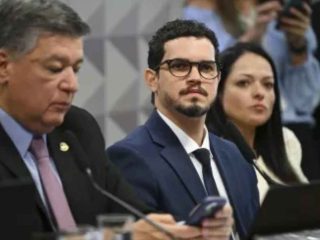 Vídeo: enquanto depõe na CPMI do INSS, advogado descobre que pai foi preso