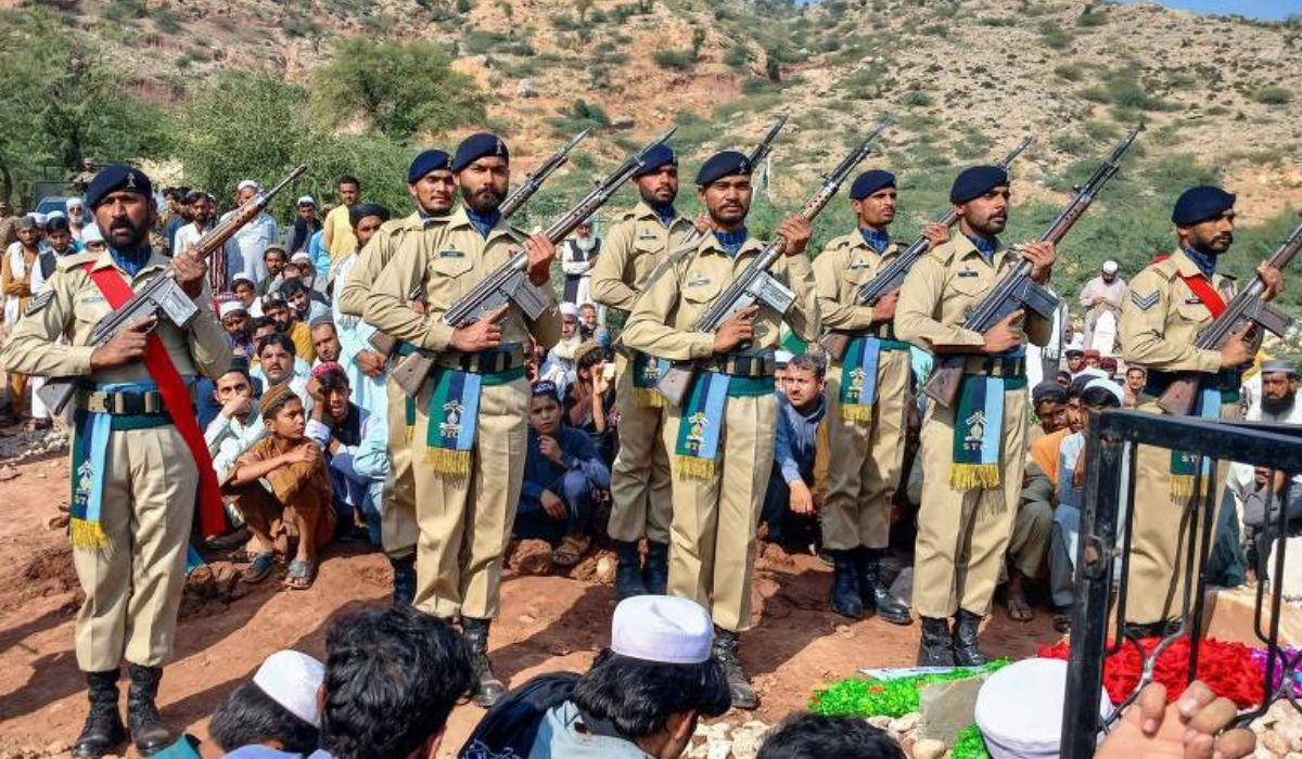 Afeganistão acusa Paquistão de ataque aéreo mortal e tensão entre os países aumenta