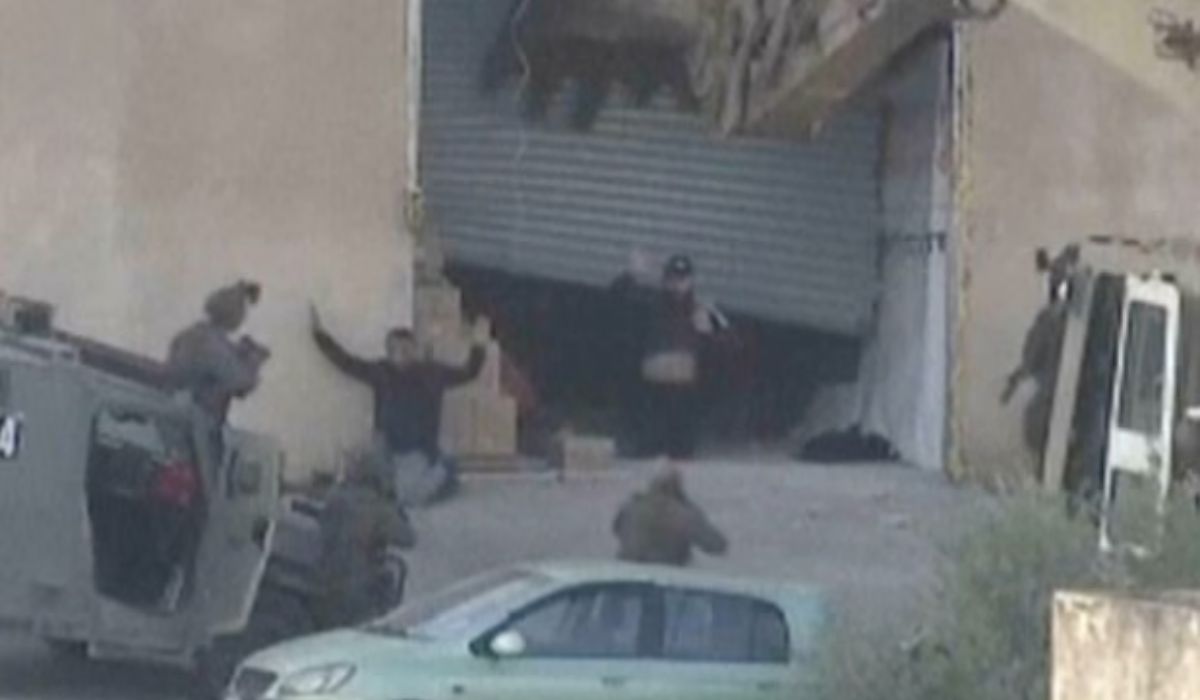 Vídeo mostra forças israelenses matando palestinos a tiros momentos após a rendição.