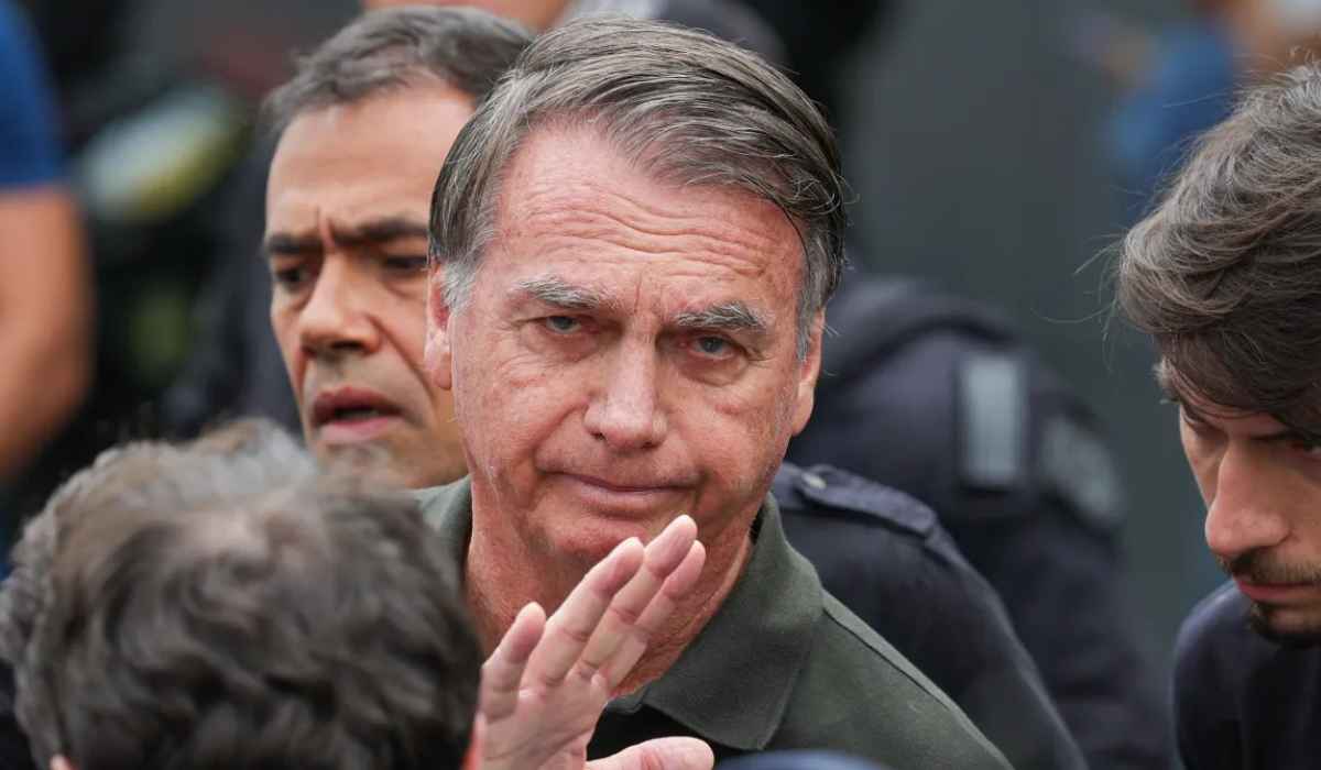 Preso, Jair Bolsonaro tem crise de soluços e fica sem salários