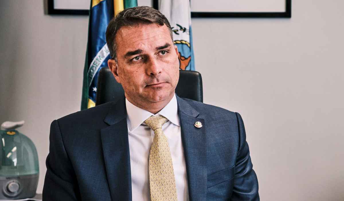 Flávio condiciona desistência de candidatura a Bolsonaro 'livre'