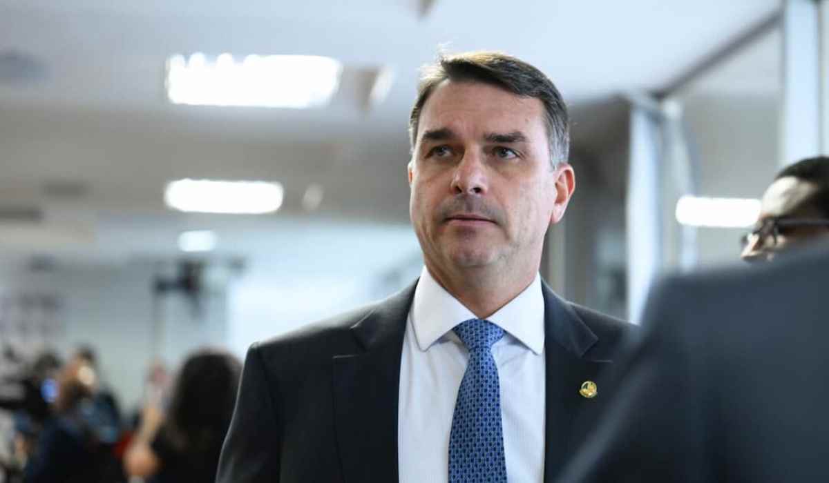 Flávio Bolsonaro: 'Não reeleger Lula vai salvar meu pai da prisão'