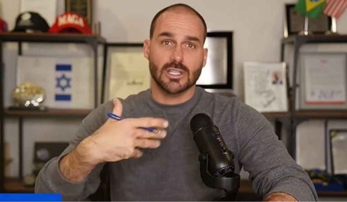 Eduardo Bolsonaro joga Havaianas no lixo: "pés direito e esquerdo"