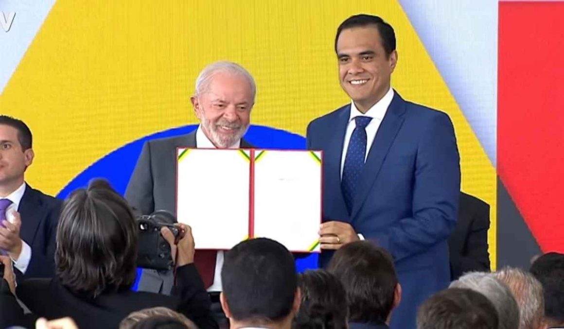 Lula dá posse a Gustavo Feliciano, novo ministro do Turismo