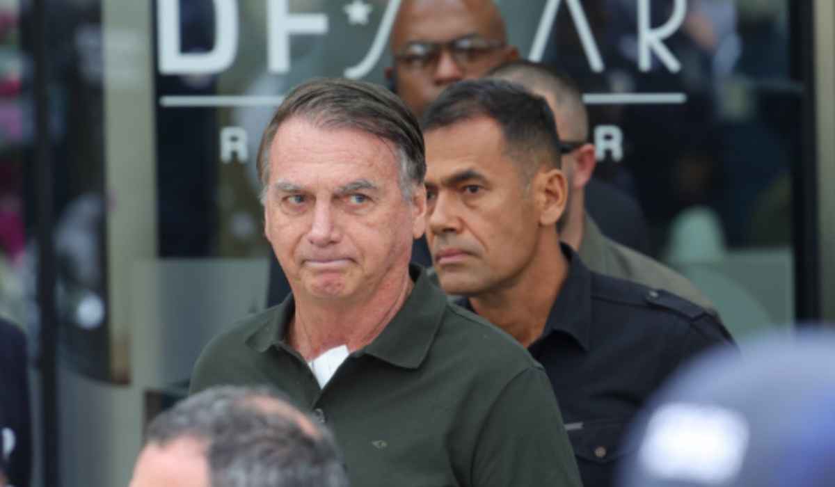 Bolsonaro sai da prisão para ser operado