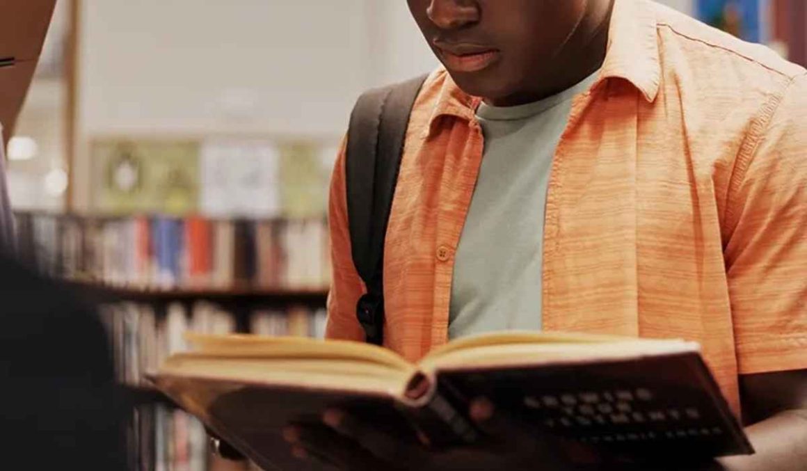 "É preto, mas bom aluno": Professora da UnB é condenada por racismo