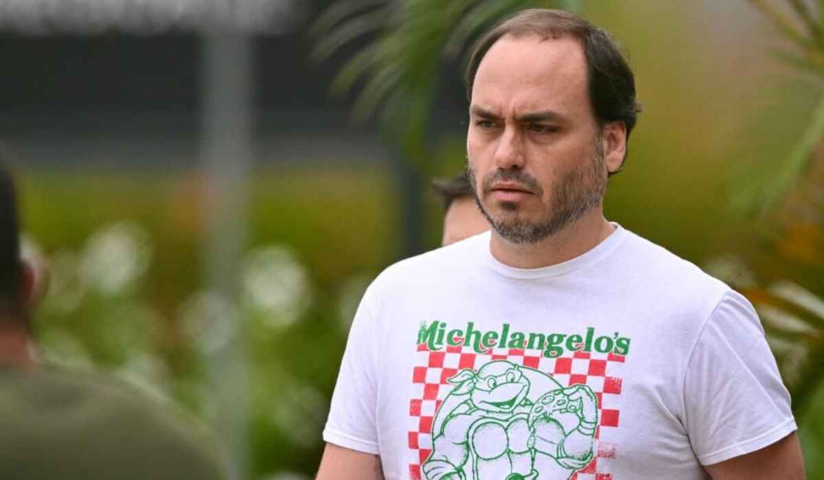 Carlos Bolsonaro reclama de veto de Moraes à visita ao pai no aniversário