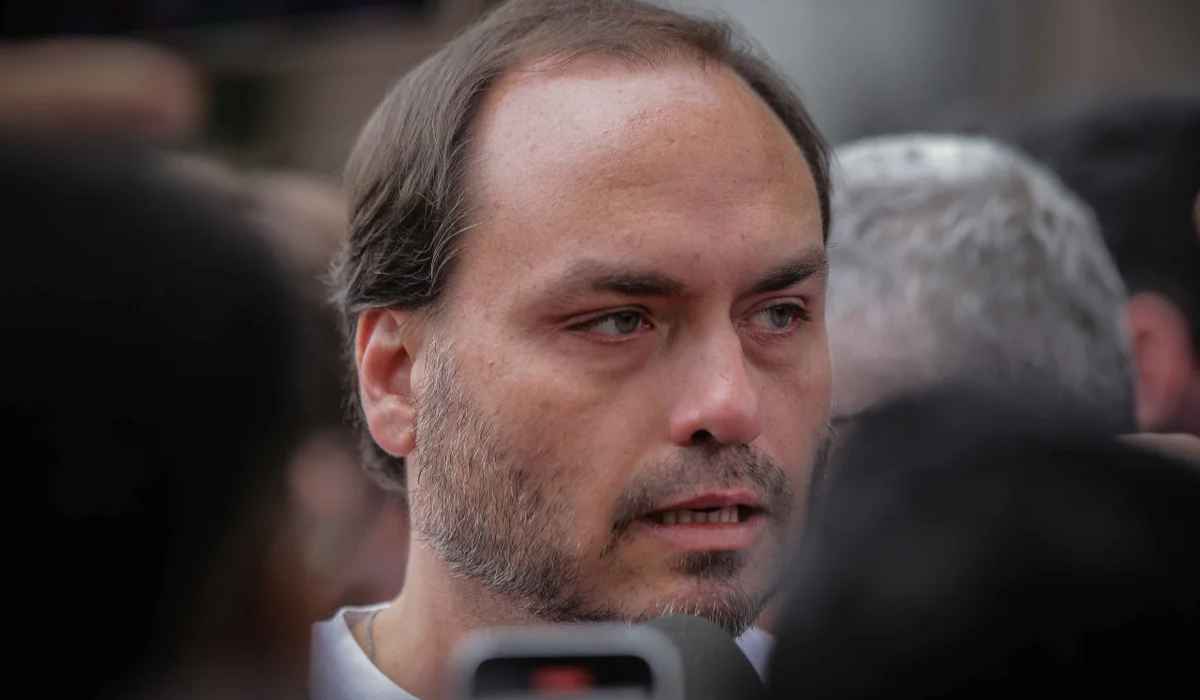 "Eduardo talvez jamais volte a ver o pai", lamenta Carlos Bolsonaro