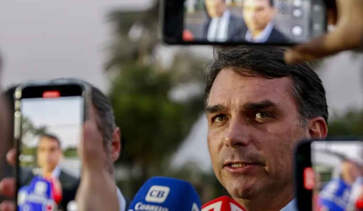 Flávio Bolsonaro quer priorizar agora projeto de anistia para o 8 de Janeiro
