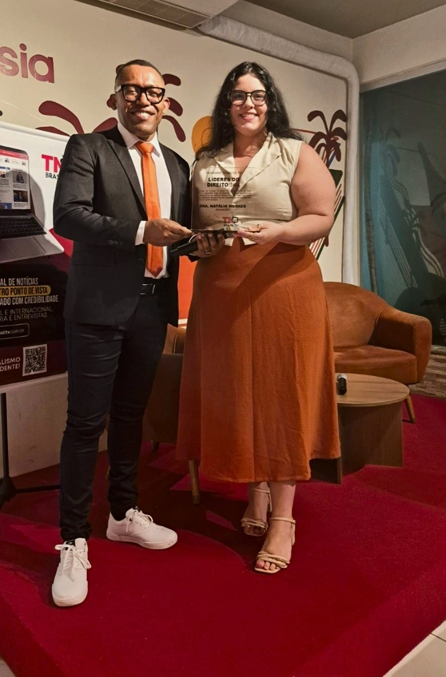 Advogada Natalia Moraes recebe a Horaria TN Brasil TV pelas mãos do Jornalista Taciano Cassimiro / Foto: TNB