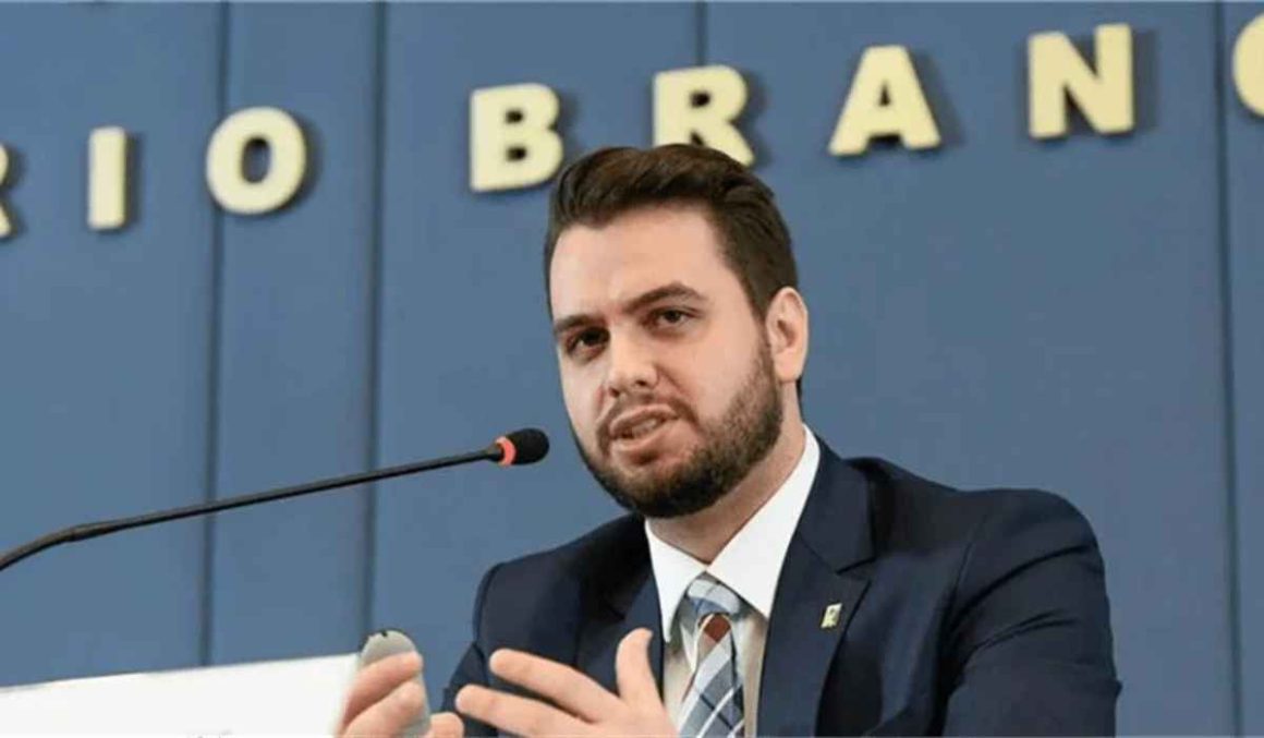 PF prende Filipe Martins, ex-assessor especial de Jair Bolsonaro