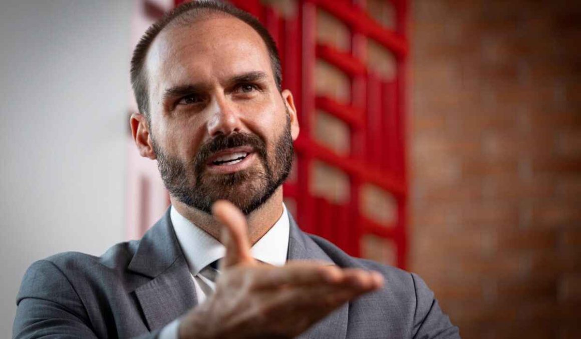 PF determina retorno imediato de Eduardo Bolsonaro a cargo de escrivão PF determina retorno imediato de Eduardo Bolsonaro a cargo de escrivão