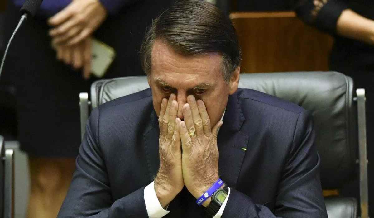 Bolsonaro reclama de barulho do ar-condicionado na cela e pede providências