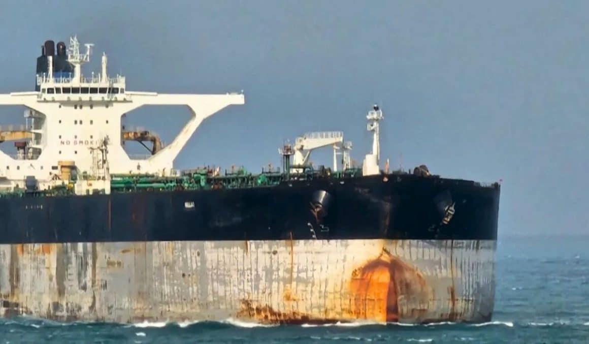 Rússia envia submarino para escoltar petroleiro sancionado pelos EUA