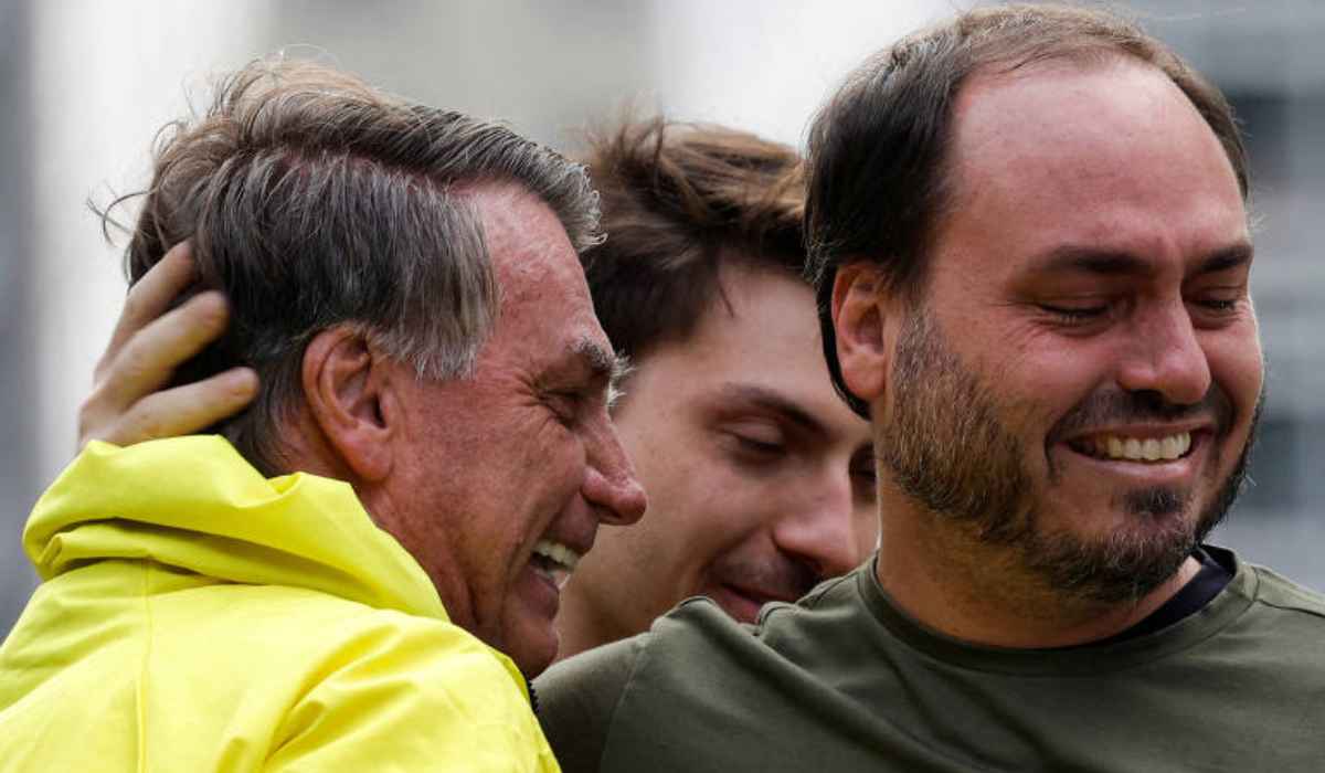 Carlos Bolsonaro visita o pai: "Está a cada dia pior"