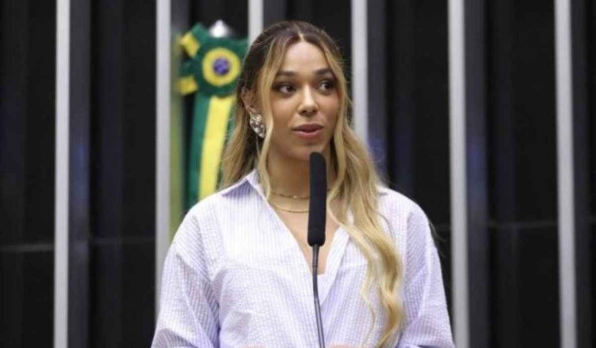Erika Hilton debocha de pedido de leitura de Bolsonaro para reduzir pena