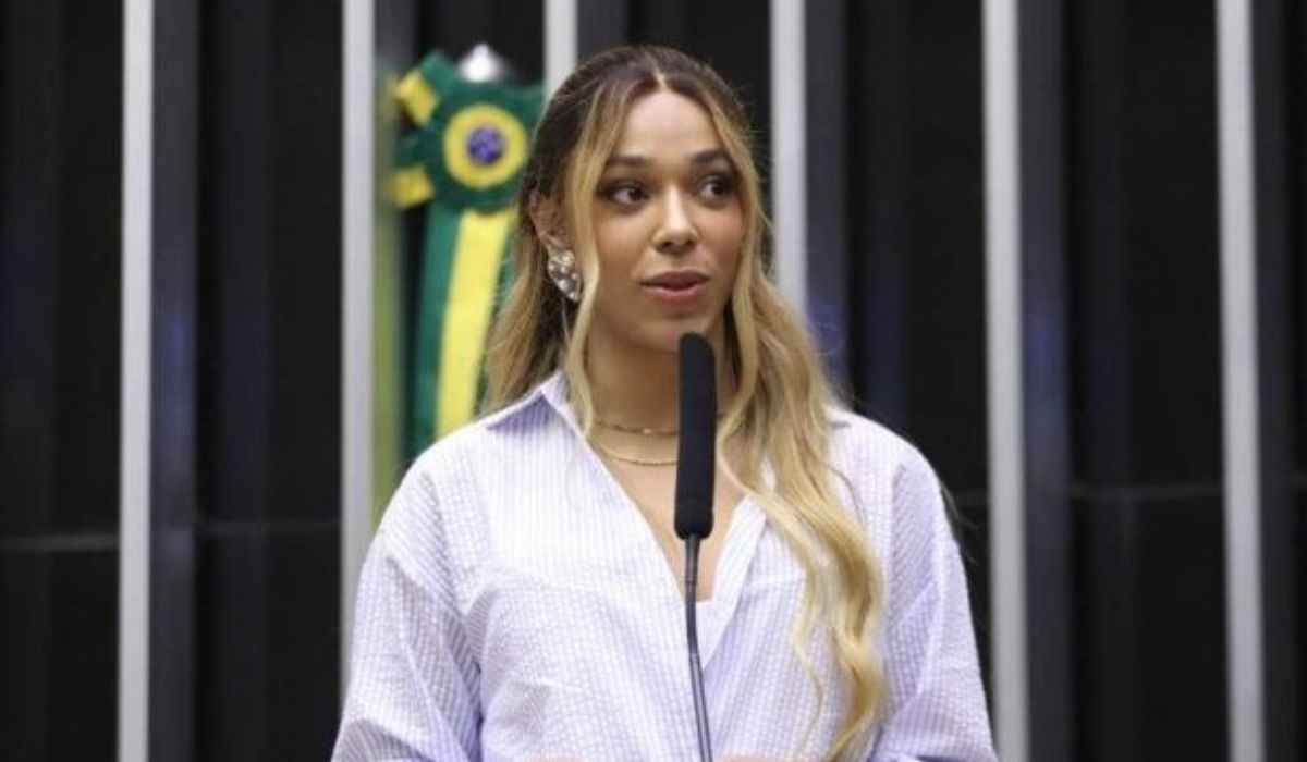 Erika Hilton debocha de pedido de leitura de Bolsonaro para reduzir pena
