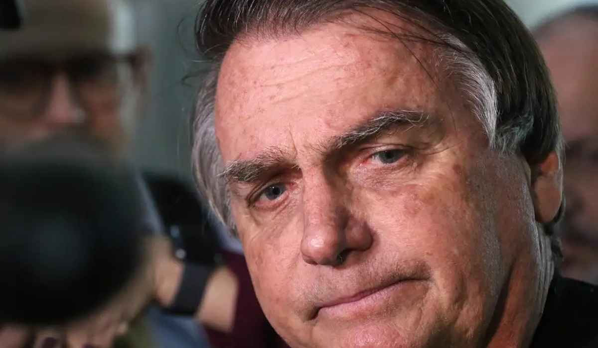 PF fornece protetor de ouvido a Bolsonaro para abafar ruído de ar-condicionado; Carlos critica