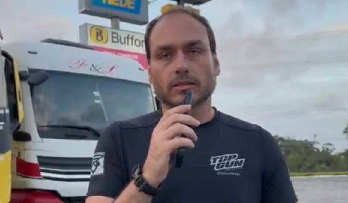 Carlos Bolsonaro ataca Moraes e diz que transferência do pai é um ‘marco simbólico de confronto institucional’