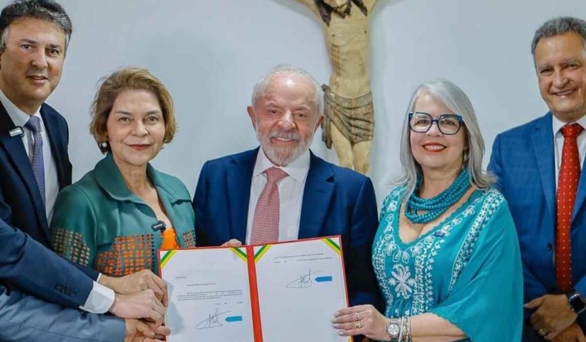 Lula assina MP que eleva piso salarial de professores para R$ 5.130,63