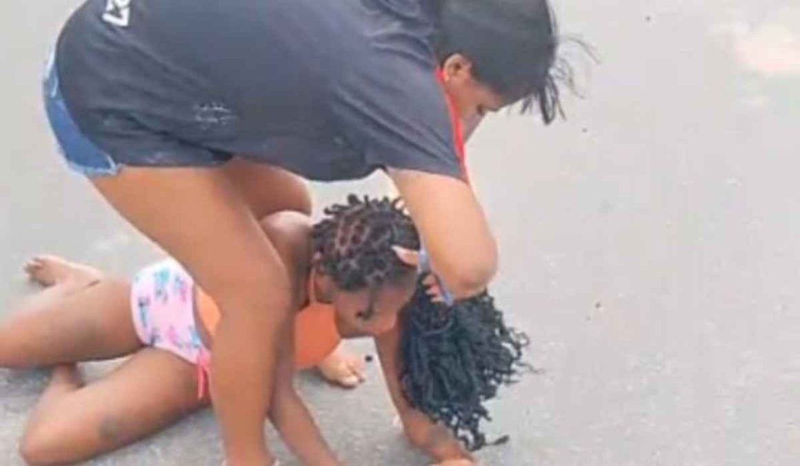 VÍDEO: Mulher corta cabelo e rasga roupas da suposta amante do marido no meio da rua VÍDEO: Mulher corta cabelo e rasga roupas da suposta amante do marido no meio da rua
