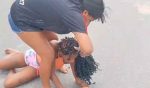 VÍDEO: Mulher corta cabelo e rasga roupas da suposta amante do marido no meio da rua