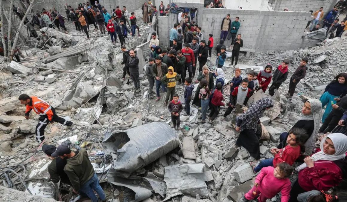 Violência em Gaza: Bombardeios israelenses matam jornalistas e crianças Violência em Gaza: Bombardeios israelenses matam jornalistas e crianças