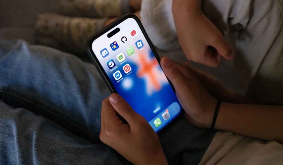 Deputados franceses aprovam proibição das redes sociais para menores de 15 anos