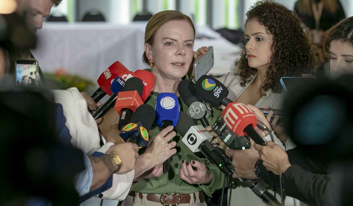 "Não temos o direito de deixar a extrema-direita voltar", diz Gleisi