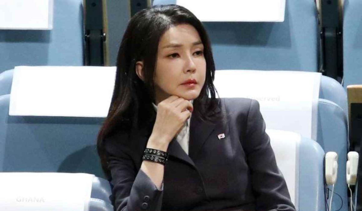 Ex-primeira-dama da Coreia do Sul é condenada por corrupção