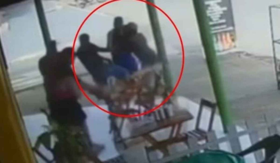 VÍDEO: Homem agride companheira em distribuidora, é espancado por clientes e morre VÍDEO: Homem agride companheira em distribuidora, é espancado por clientes e morre