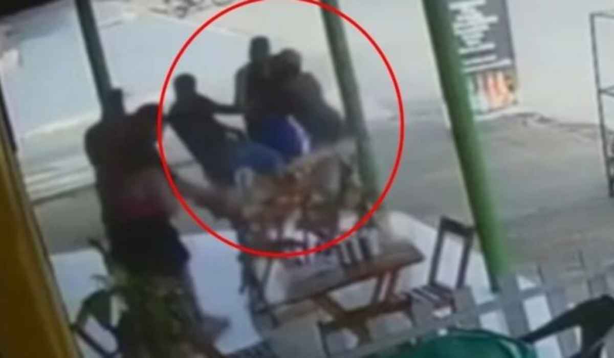 VÍDEO: Homem agride companheira em distribuidora, é espancado por clientes e morre