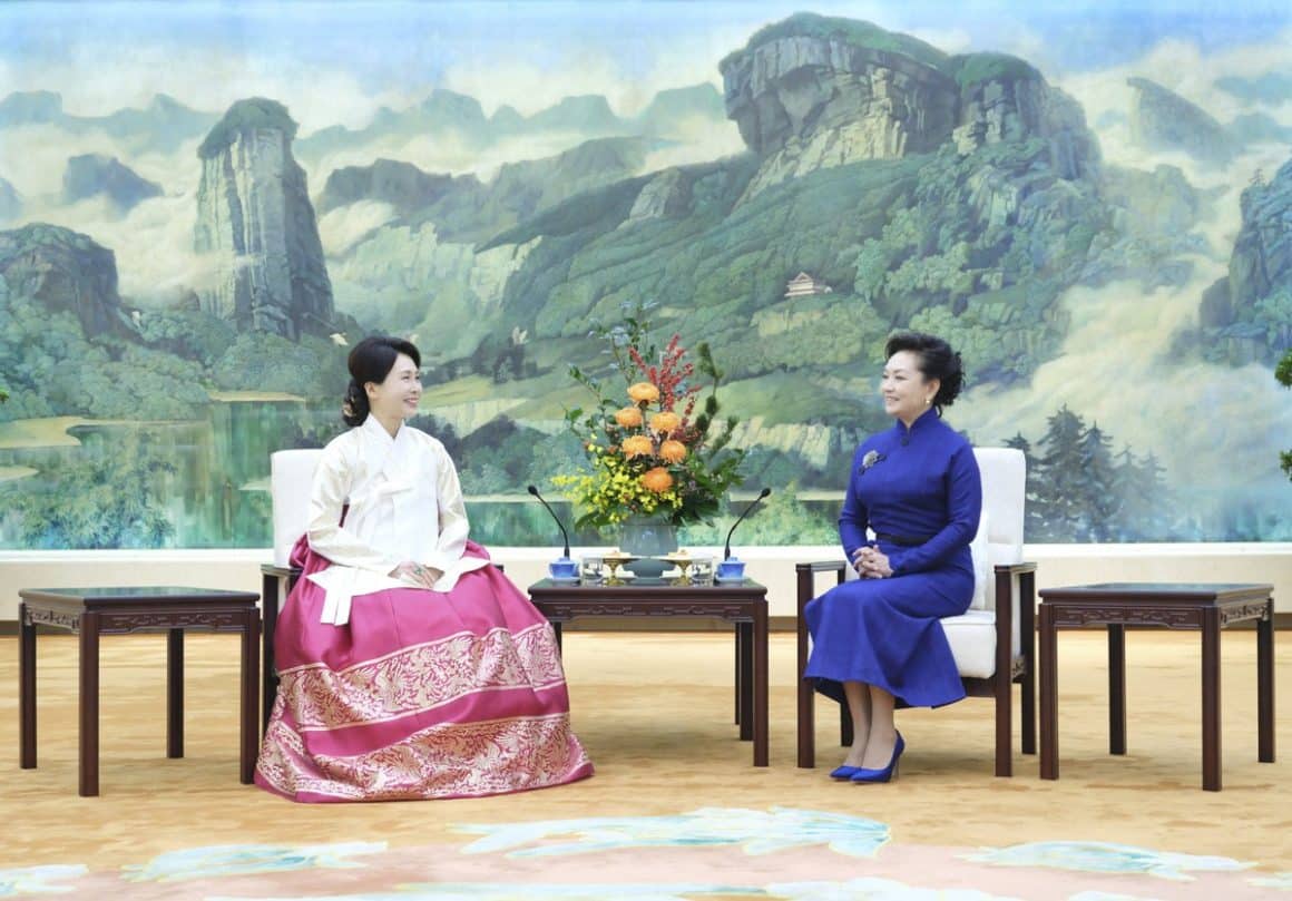 Peng Liyuan conversa tomando chá com a esposa do presidente da Coreia do Sul Peng Liyuan conversa tomando chá com a esposa do presidente da Coreia do Sul