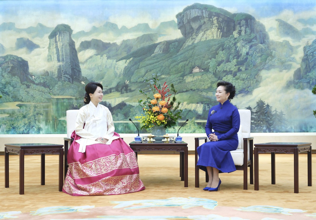 Peng Liyuan conversa tomando chá com a esposa do presidente da Coreia do Sul