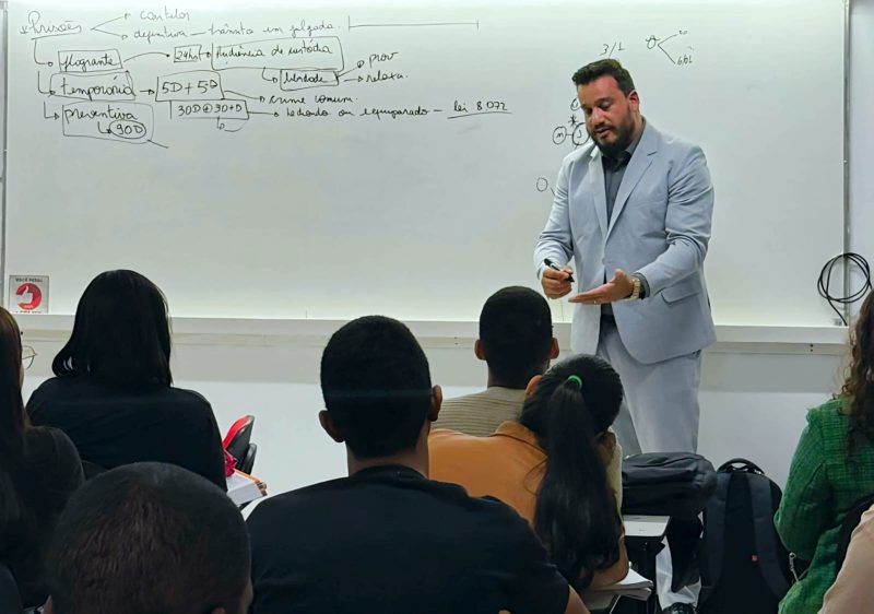 Advogado Douglas Rocha palestrando / Foto: AP